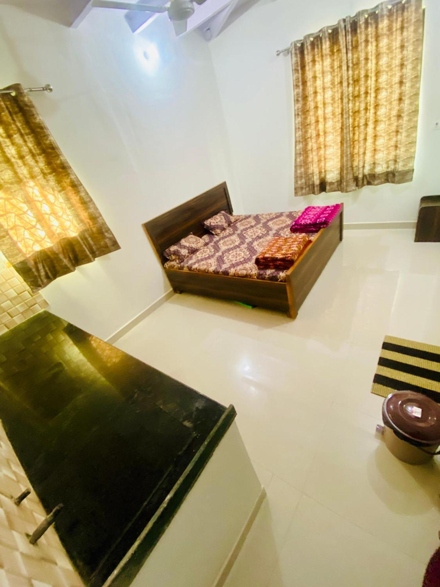 Nirupam Sadan Homestay Vrindāvan Esterno foto