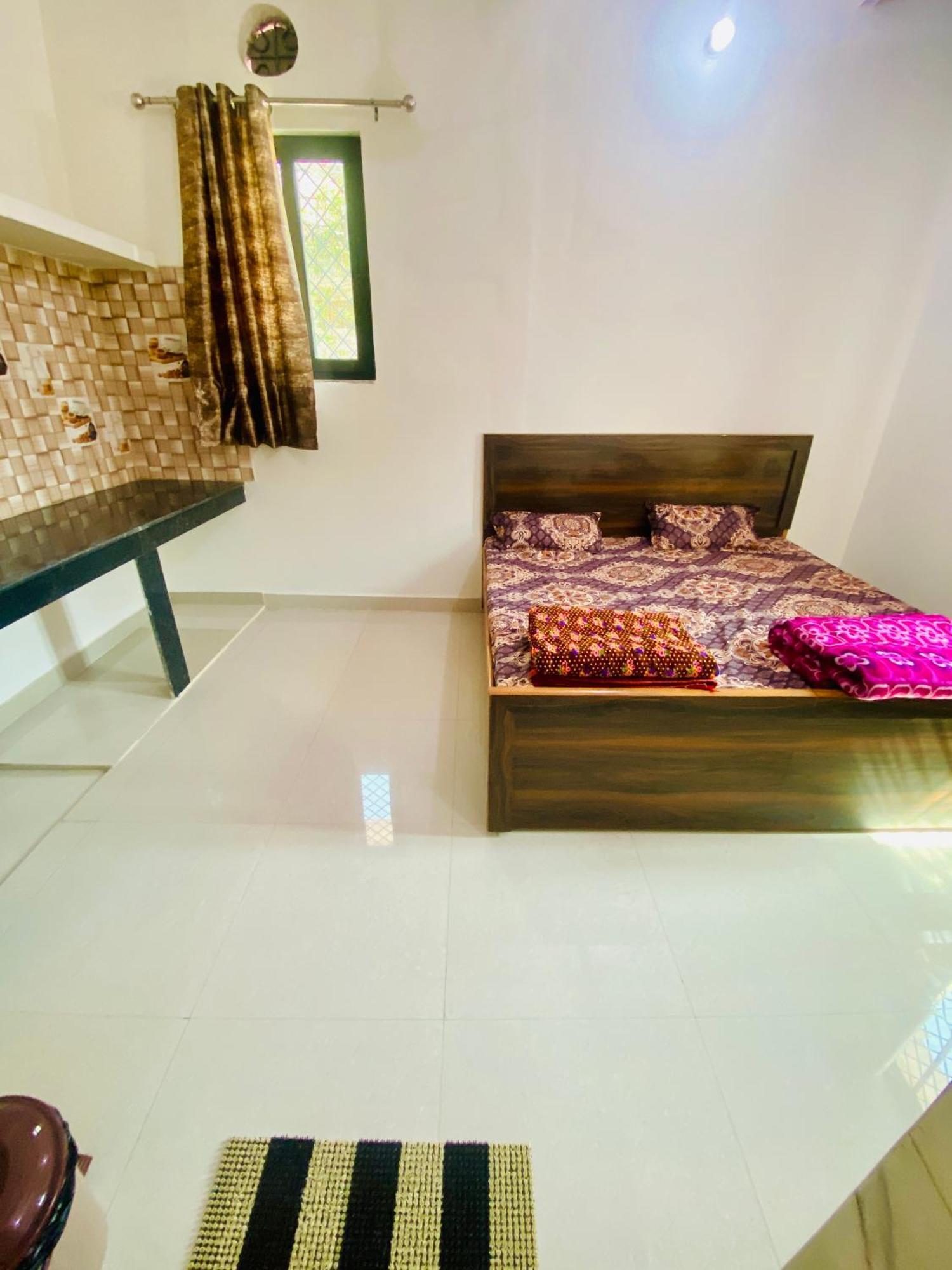 Nirupam Sadan Homestay Vrindāvan Esterno foto