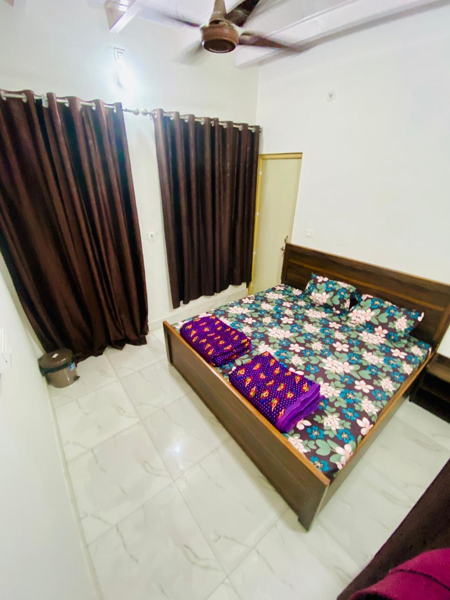 Nirupam Sadan Homestay Vrindāvan Esterno foto