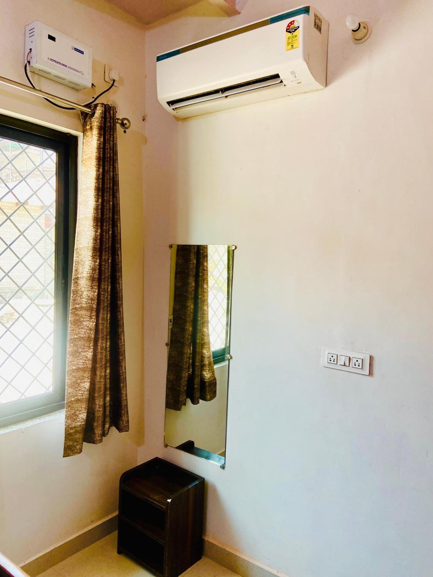 Nirupam Sadan Homestay Vrindāvan Esterno foto