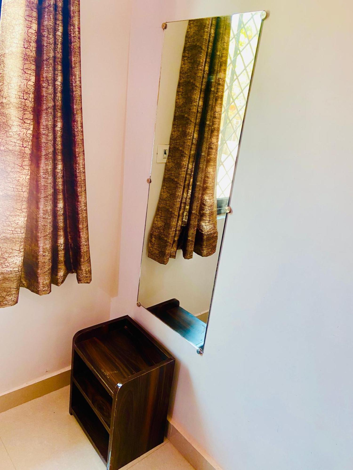 Nirupam Sadan Homestay Vrindāvan Esterno foto